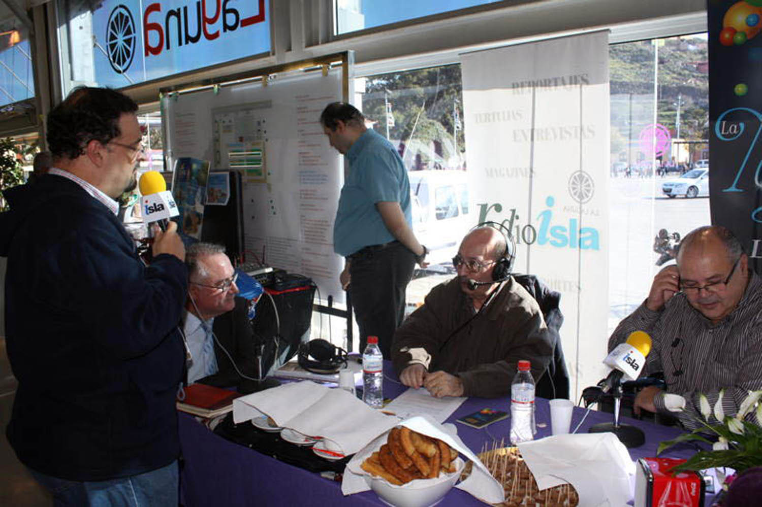 César Fernandez Trujillo, durante la transmisión del especial del Mercado de La Laguna.